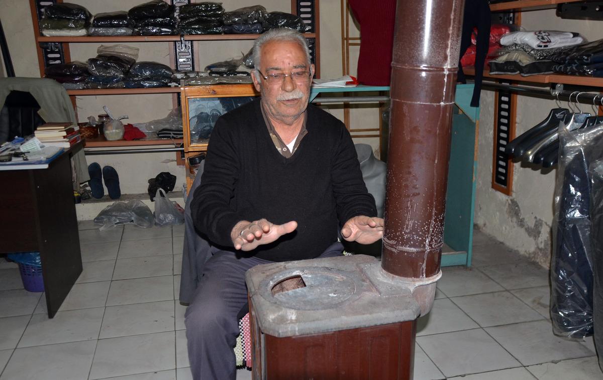 Sarıkamış'ta yağışlarla gelen soğuk hava esnafa soba yaktırdı