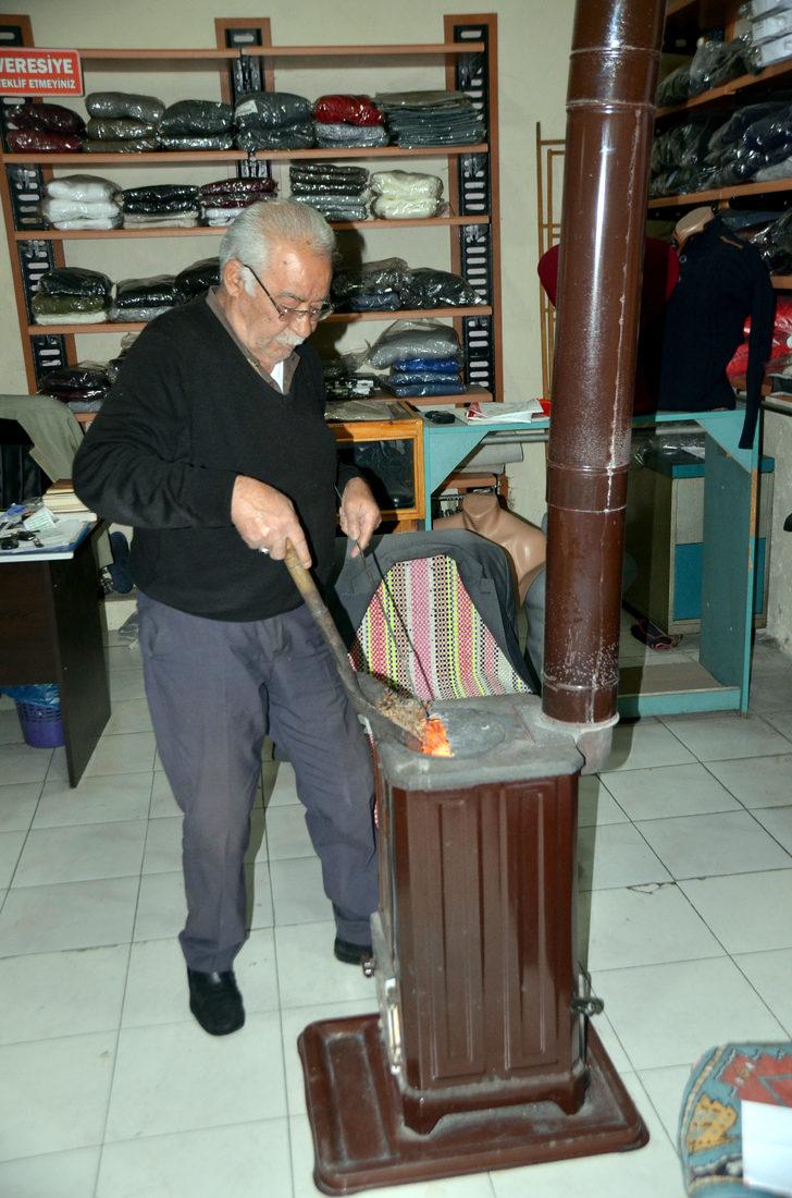 Sarıkamış'ta yağışlarla gelen soğuk hava esnafa soba yaktırdı G2