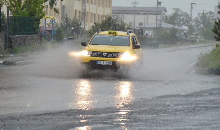 Sarıkamış'ta yağışlarla gelen soğuk hava esnafa soba yaktırdı G4