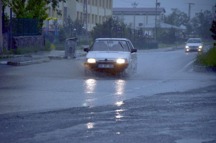 Sarıkamış'ta yağışlarla gelen soğuk hava esnafa soba yaktırdı G5