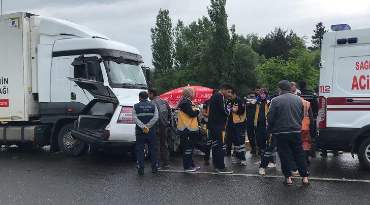 Uşak'ta tırla çarpışan otomobildeki 1 kişi öldü, 2 kişi yaralandı G2