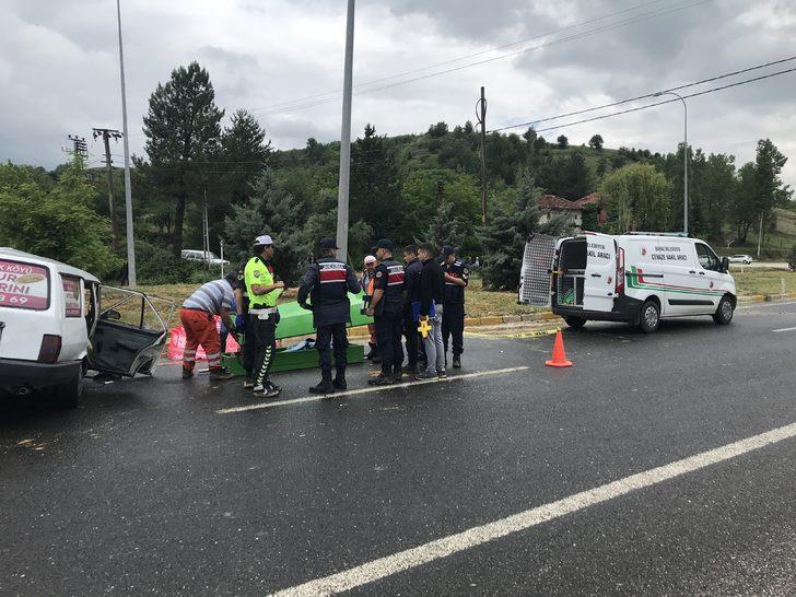 Uşak'ta tırla çarpışan otomobildeki 1 kişi öldü, 2 kişi yaralandı G3