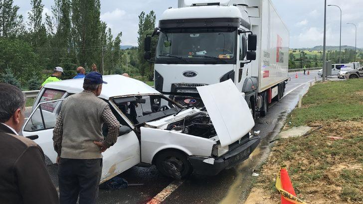 Uşak'ta tırla çarpışan otomobildeki 1 kişi öldü, 2 kişi yaralandı G4