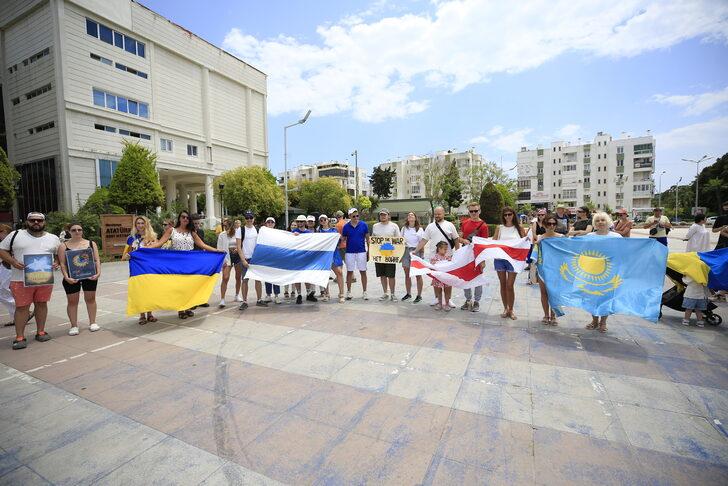 Antalya'da yaşayan yerleşik yabancılar, Rusya'nın Ukrayna'ya saldırılarını protesto etti G1