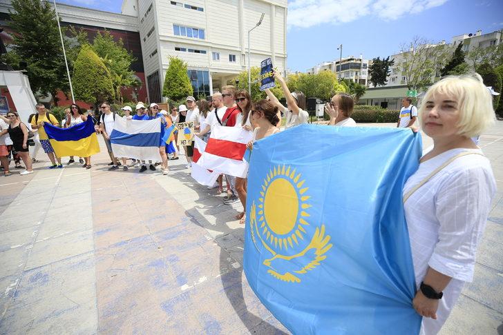 Antalya'da yaşayan yerleşik yabancılar, Rusya'nın Ukrayna'ya saldırılarını protesto etti G2