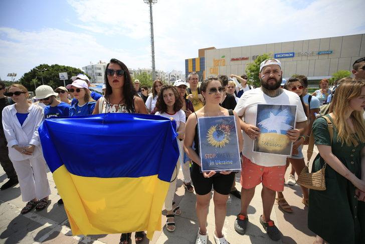 Antalya'da yaşayan yerleşik yabancılar, Rusya'nın Ukrayna'ya saldırılarını protesto etti G4