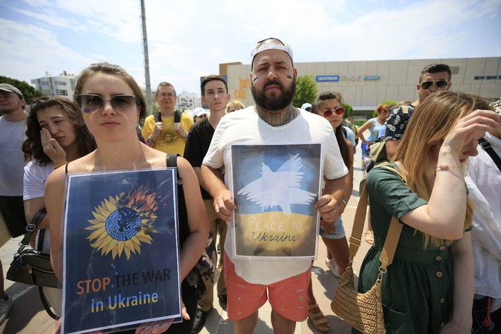 Antalya'da yaşayan yerleşik yabancılar, Rusya'nın Ukrayna'ya saldırılarını protesto etti G5