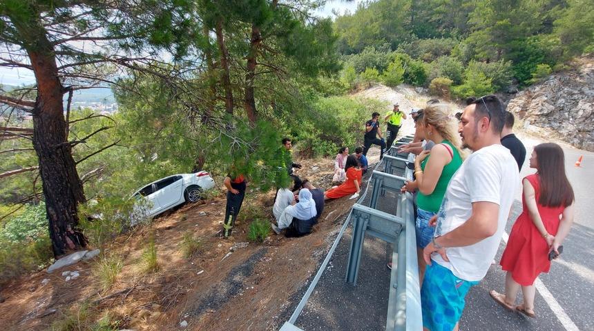 Muğla'da şarampole devrilen otomobildeki 6 kişi yaralandı