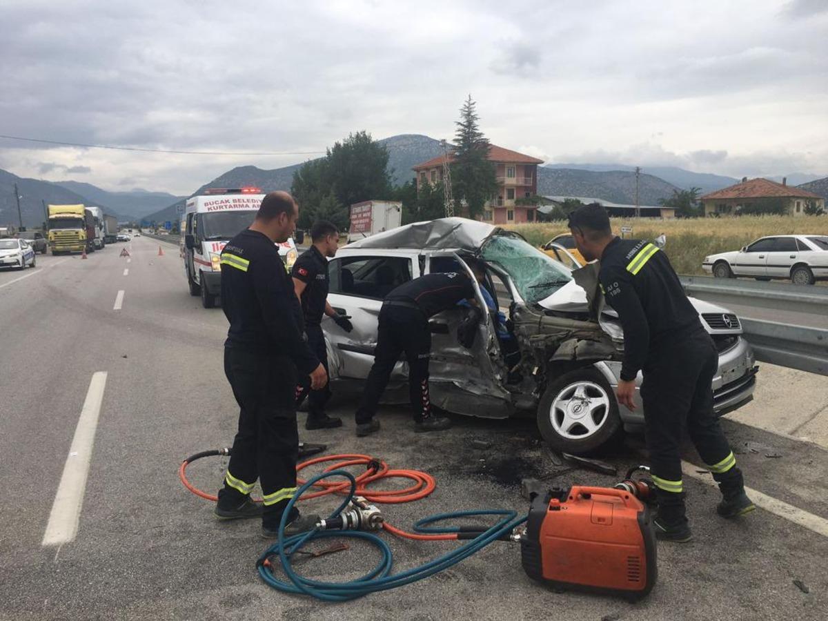 Burdur'da tırla &ccedil;arpışan otomobildeki 1 kişi &ouml;ld&uuml;, 1 kişi yaralandı