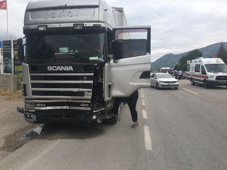 Burdur'da tırla çarpışan otomobildeki 1 kişi öldü, 1 kişi yaralandı G3