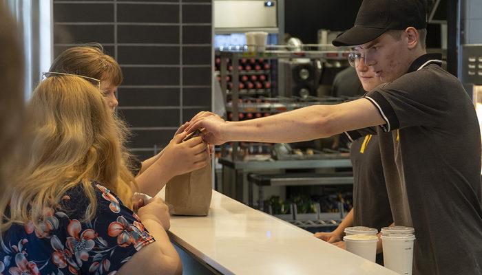 Rusya'da savaş nedeniyle faaliyetlerini durdurmuştu! McDonald’s kapılarını tekrar açtı, işte yeni ismi...