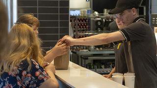 Rusya'da savaş nedeniyle faaliyetlerini durdurmuştu! McDonald’s kapılarını tekrar açtı, işte yeni ismi...