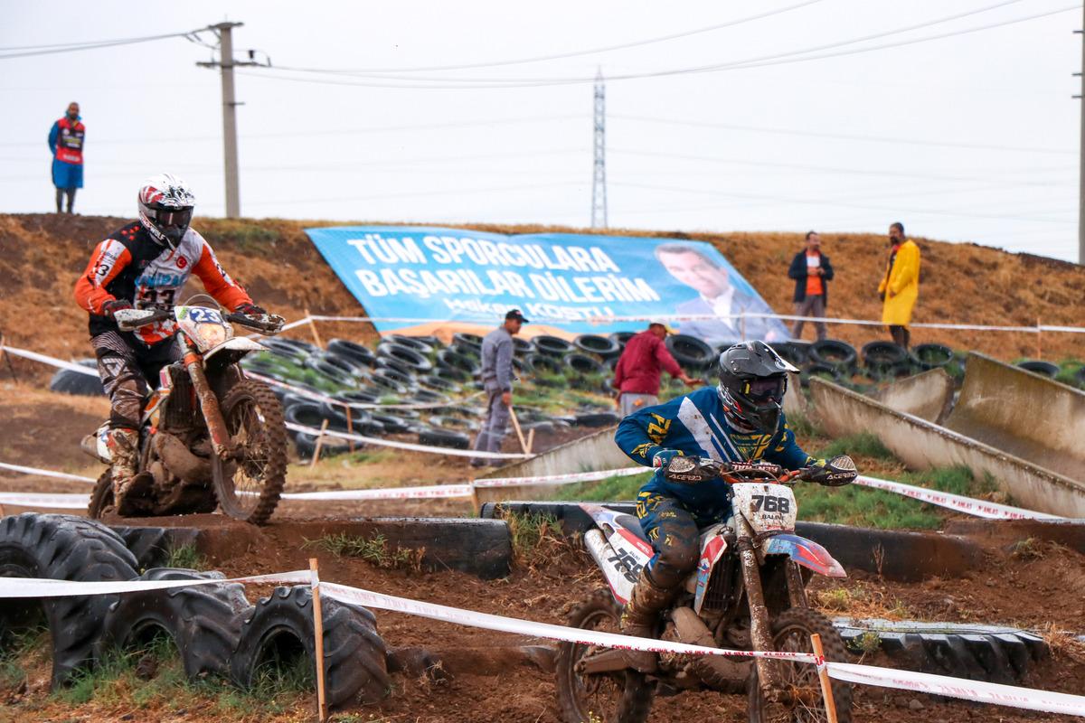 T&uuml;rkiye S&uuml;per Enduro Şampiyonası'nın &uuml;&ccedil;&uuml;nc&uuml; ayak yarışı İzmir'de tamamlandı