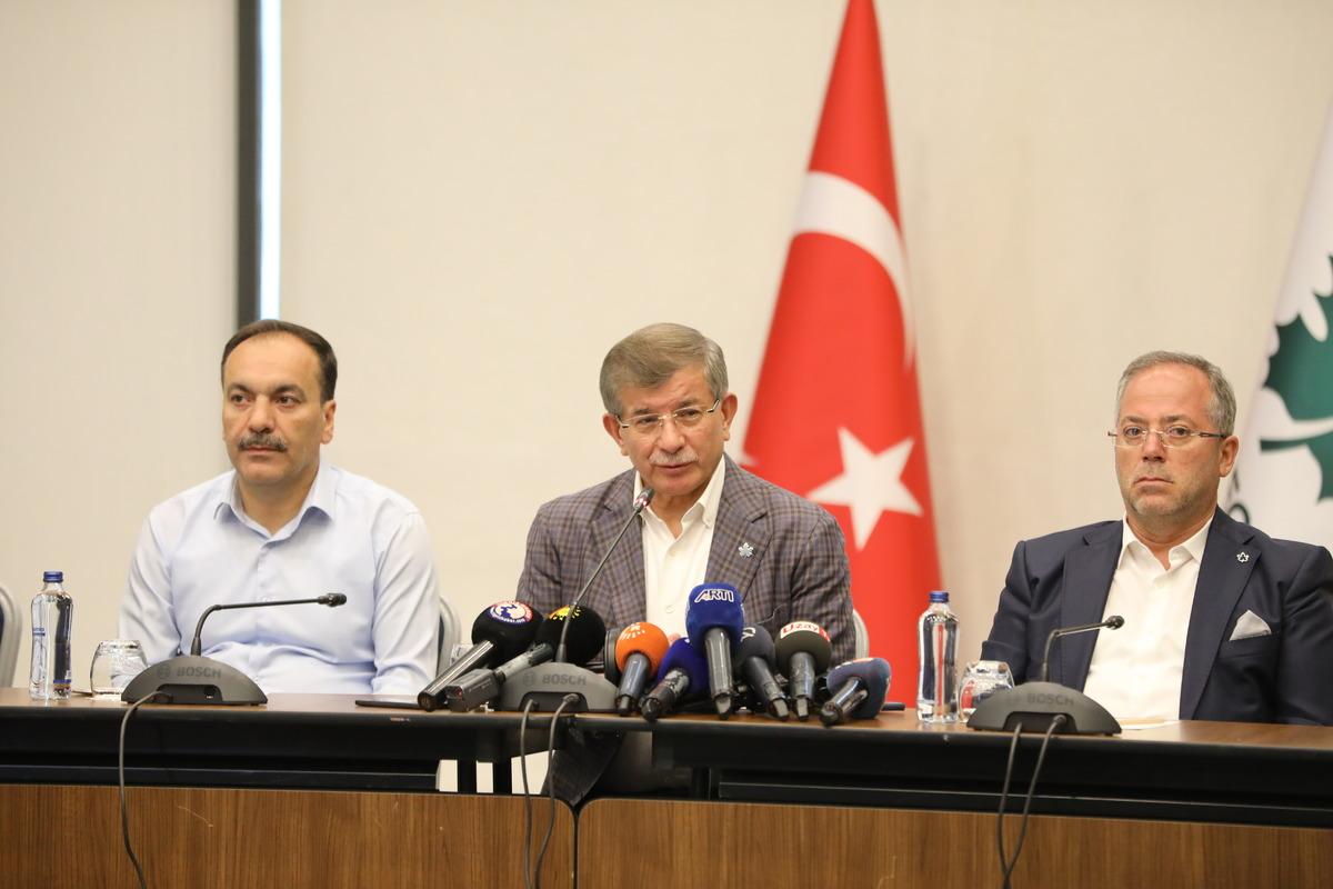 Davutoğlu, Diyarbakır'da gazetecilerle bir araya geldi, esnafı ziyaret etti
