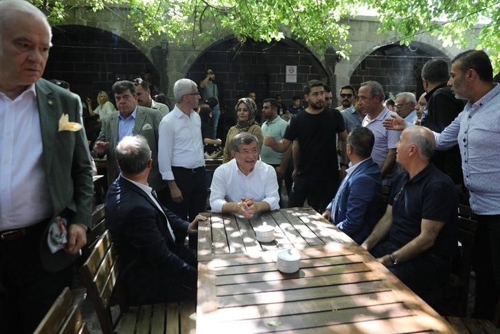 Davutoğlu, Diyarbakır'da gazetecilerle bir araya geldi, esnafı ziyaret etti G4
