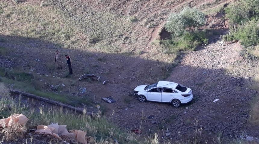 Bingöl'de şarampole devrilen otomobildeki 3 kişi yaralandı