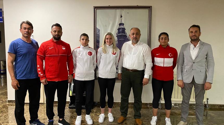 Fransa'da altın madalya kazanan özel sporcu Fatma Damla Altın, Samsun'a döndü