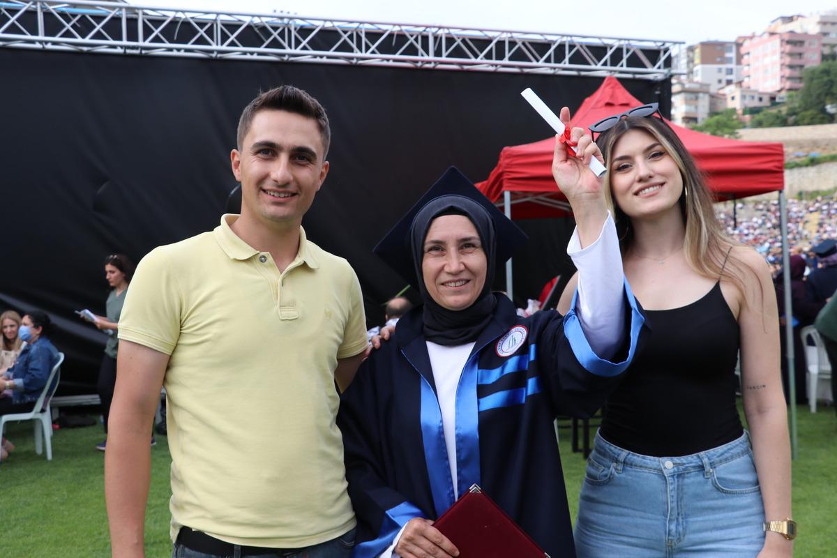 Mezuniyet sevincini &ccedil;ocuklarıyla yaşadı