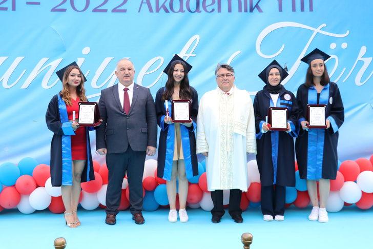 Mezuniyet sevincini çocuklarıyla yaşadı G2