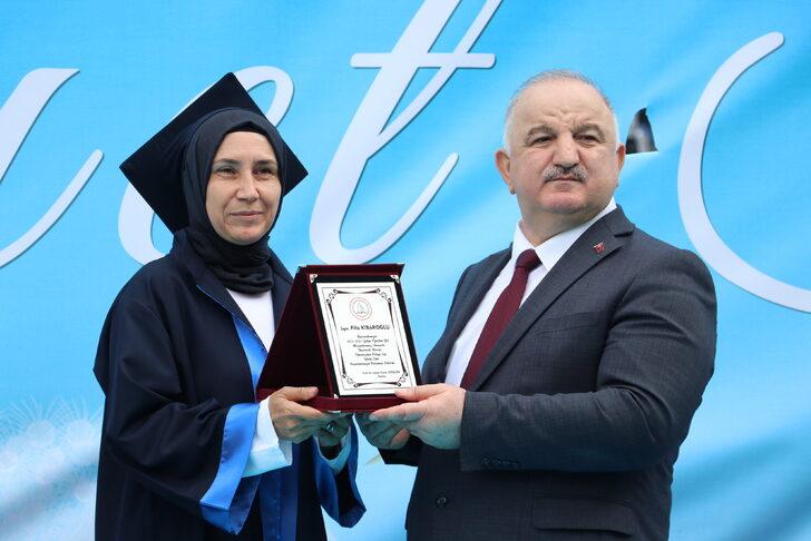 Mezuniyet sevincini çocuklarıyla yaşadı G3