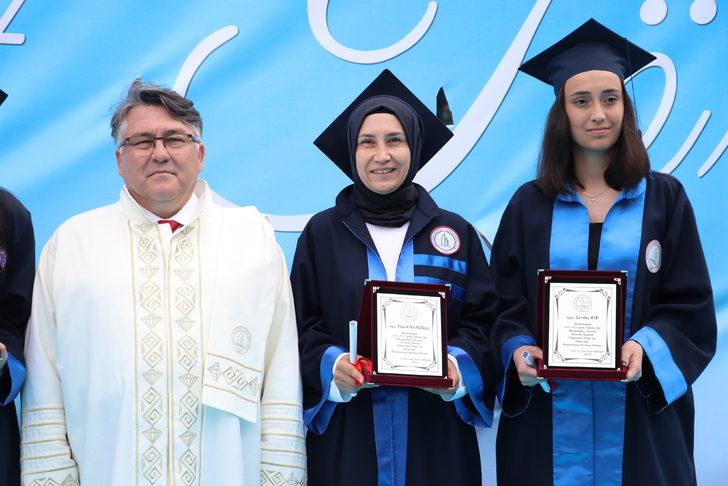 Mezuniyet sevincini çocuklarıyla yaşadı G5