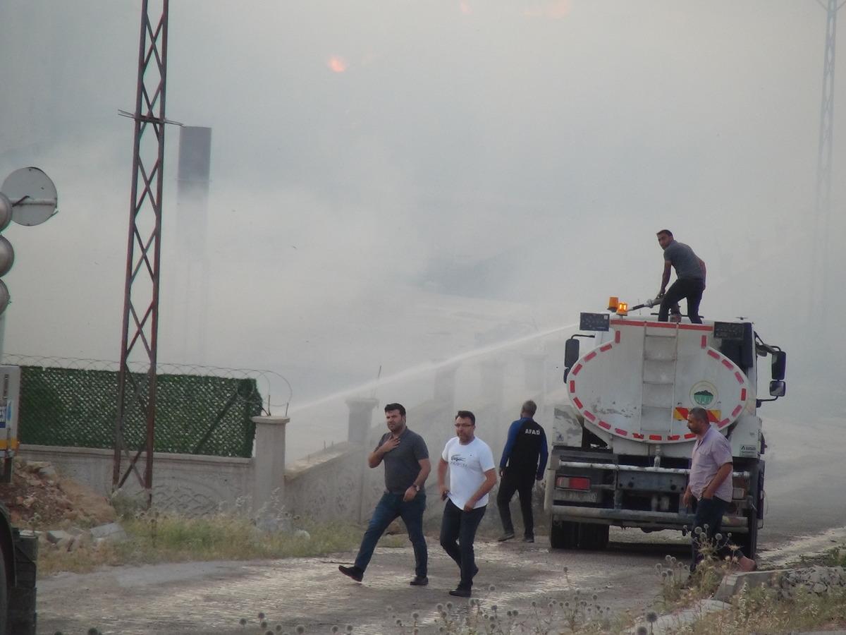 Şanlıurfa'da biyok&uuml;tle enerji santralinde &ccedil;ıkan yangına m&uuml;dahale ediliyor