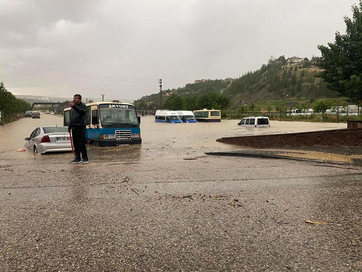 İ&ccedil;işleri Bakanı Soylu, sağanağın olumsuz etkilediği Akyurt'a gitti