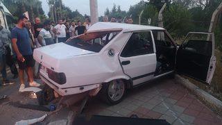 Adana'da direğe çarpan otomobildeki 3 kişi yaralandı