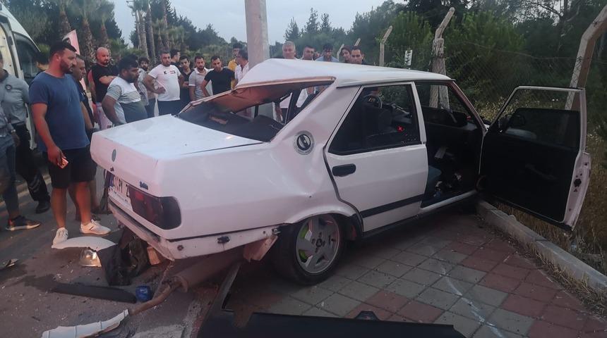 Adana'da direğe çarpan otomobildeki 3 kişi yaralandı
