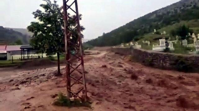 Sivas'ın Gemerek ilçesinde etkili olan sağanak sele neden oldu! Eğitime 2 gün ara verildi