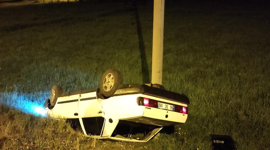 Sivas'ta otomobil devrildi, 2'si ağır 3 kişi yaralandı