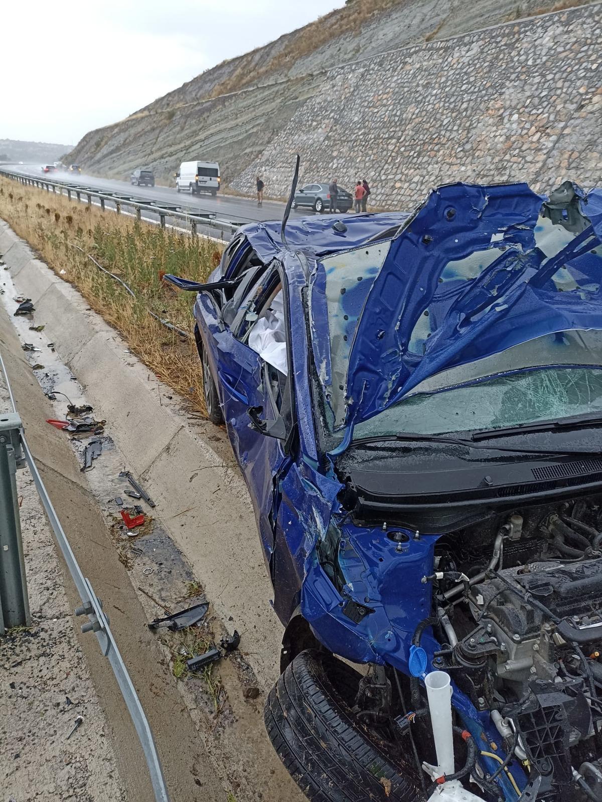 Balıkesir'de otomobilin devrilmesi sonucu 1 kişi &ouml;ld&uuml;, 1 kişi yaralandı