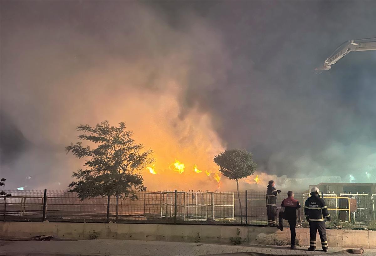 G&Uuml;NCELLEME - Aksaray'da geri d&ouml;n&uuml;ş&uuml;m fabrikasında &ccedil;ıkan yangın kontrol altına alındı