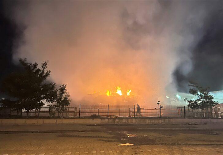 GÜNCELLEME - Aksaray'da geri dönüşüm fabrikasında çıkan yangın kontrol altına alındı G3