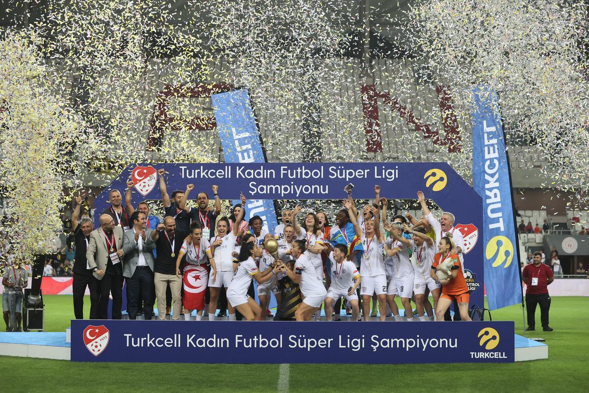 D&Uuml;ZELTME - "Turkcell Kadın Futbol S&uuml;per Ligi'nde şampiyonluğa ulaşan ALG Spor kupasını aldı" başlıklı haberimizde kupayı veren isimlerden T&uuml;rkiye Futbol Federasyonu Başkanı Servet Yardımcı'nın yerine sehven T&uuml;rkiye Futbol Federasyonu Başkanı Vekili Ali D&uuml;