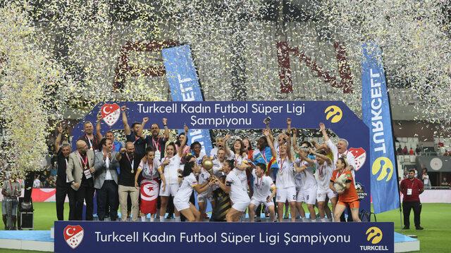 DÜZELTME - Turkcell Kadın Futbol Süper Ligi'nde şampiyonluğa ulaşan ALG Spor kupasını aldı başlıklı haberimizde kupayı veren isimlerden Türkiye Futbol Federasyonu Başkanı Servet Yardımcı'nın yerine sehven Türkiye Futbol Federasyonu Başkanı Vekili Ali Dü