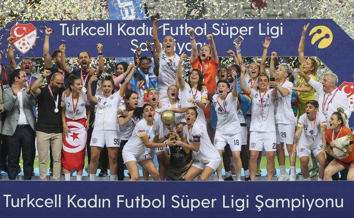 DÜZELTME - "Turkcell Kadın Futbol Süper Ligi'nde şampiyonluğa ulaşan ALG Spor kupasını aldı" başlıklı haberimizde kupayı veren isimlerden Türkiye Futbol Federasyonu Başkanı Servet Yardımcı'nın yerine sehven Türkiye Futbol Federasyonu Başkanı Vekili Ali Dü G2