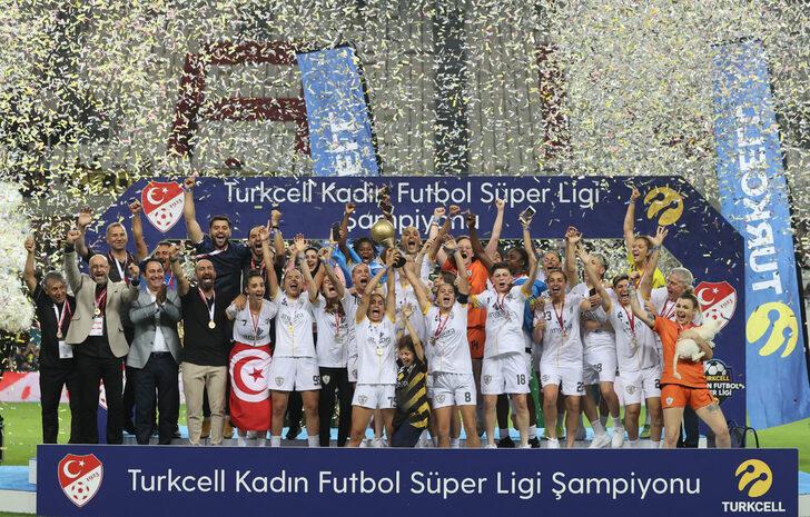 DÜZELTME - "Turkcell Kadın Futbol Süper Ligi'nde şampiyonluğa ulaşan ALG Spor kupasını aldı" başlıklı haberimizde kupayı veren isimlerden Türkiye Futbol Federasyonu Başkanı Servet Yardımcı'nın yerine sehven Türkiye Futbol Federasyonu Başkanı Vekili Ali Dü G4