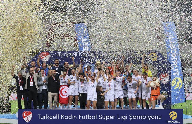 DÜZELTME - "Turkcell Kadın Futbol Süper Ligi'nde şampiyonluğa ulaşan ALG Spor kupasını aldı" başlıklı haberimizde kupayı veren isimlerden Türkiye Futbol Federasyonu Başkanı Servet Yardımcı'nın yerine sehven Türkiye Futbol Federasyonu Başkanı Vekili Ali Dü G5
