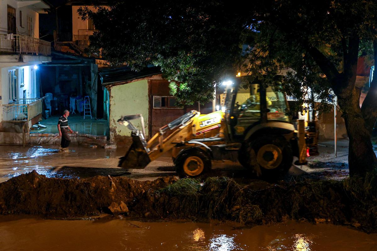 Akyurt'ta selin ardından temizlik &ccedil;alışmaları devam ediyor