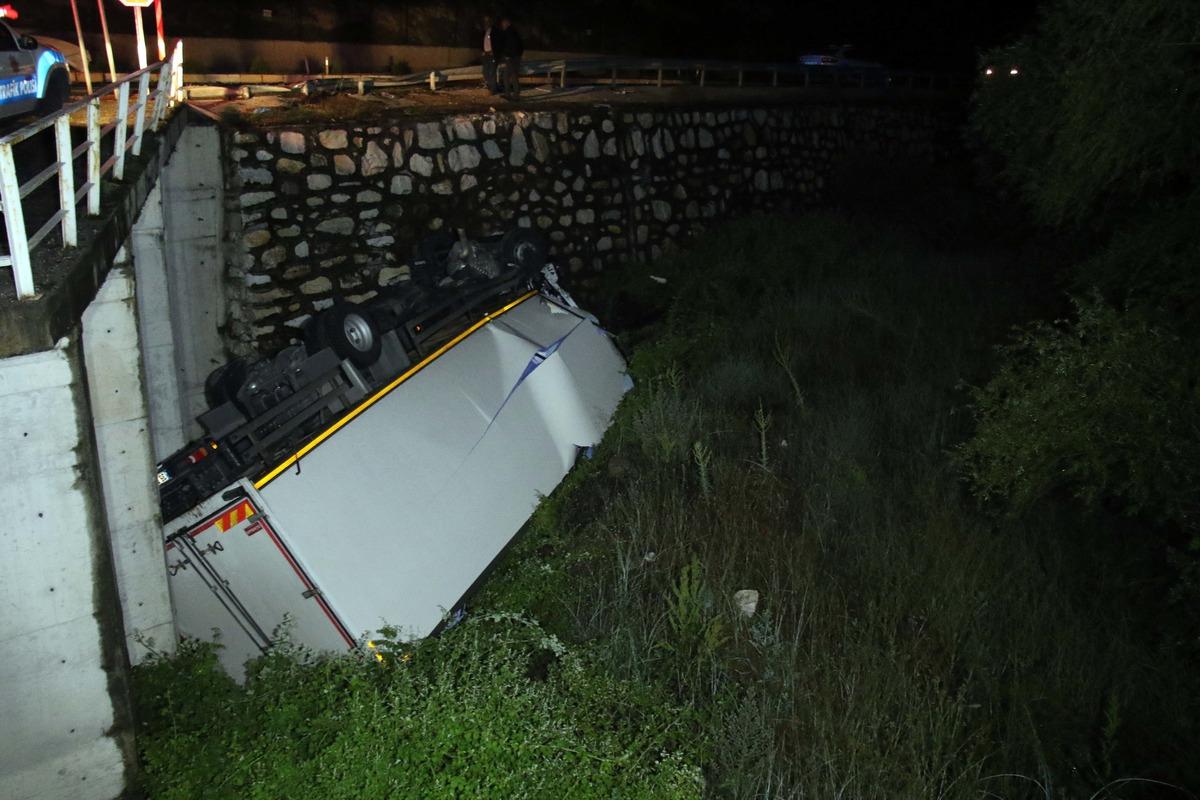 Uşak'ta 2 kamyonun &ccedil;arpışması sonucu  2 kişi yaralandı