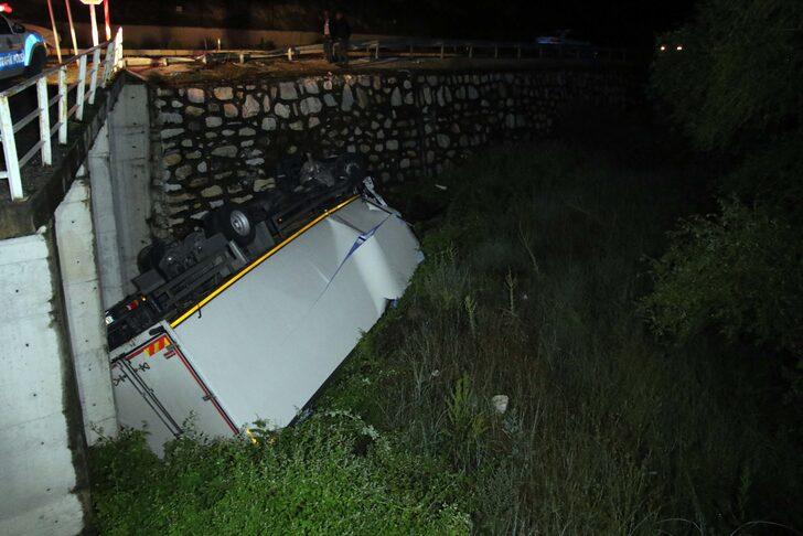 Uşak'ta 2 kamyonun çarpışması sonucu  2 kişi yaralandı G1