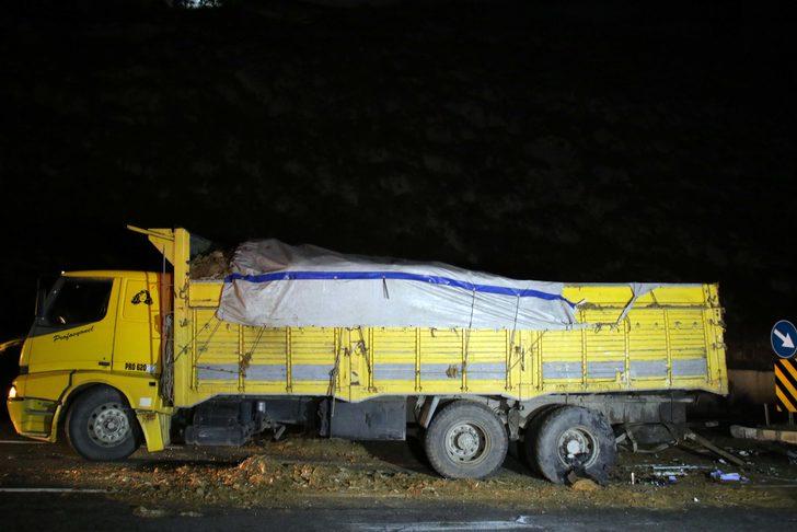 Uşak'ta 2 kamyonun çarpışması sonucu  2 kişi yaralandı G2