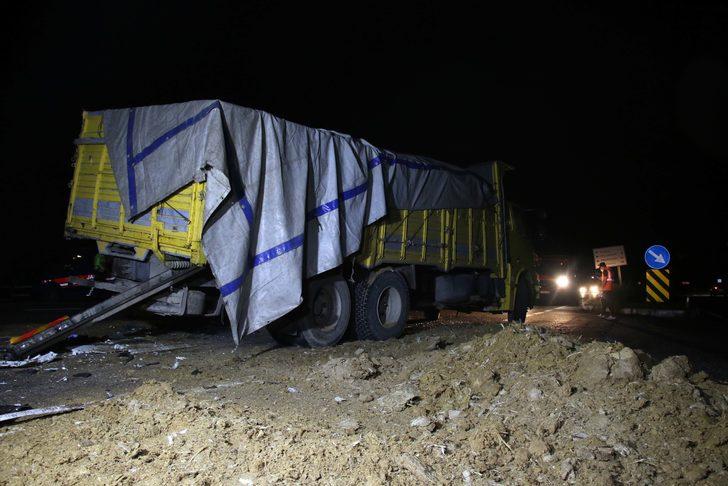 Uşak'ta 2 kamyonun çarpışması sonucu  2 kişi yaralandı G3