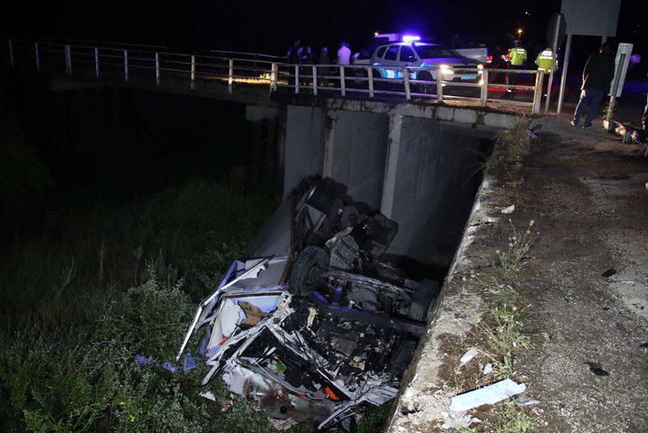 Uşak'ta 2 kamyonun çarpışması sonucu  2 kişi yaralandı G4