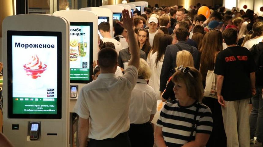 McDonald's restoranları Rusya'da yeni ismiyle yeniden açıldı