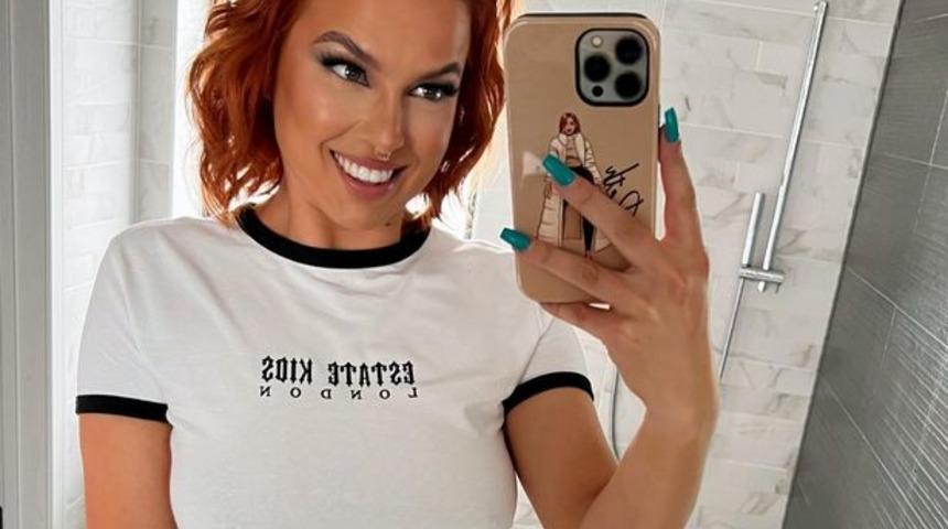 Hiç bir şey yapmayarak para kazanıyor! Cinsel ilişki oyuncaklarıyla performans sergiliyorlar, o sadece izliyor