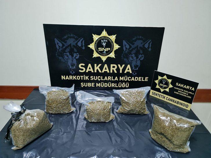 Sakarya'da uyuşturucu operasyonlarında yakalanan 5 zanlıdan 2'si tutuklandı