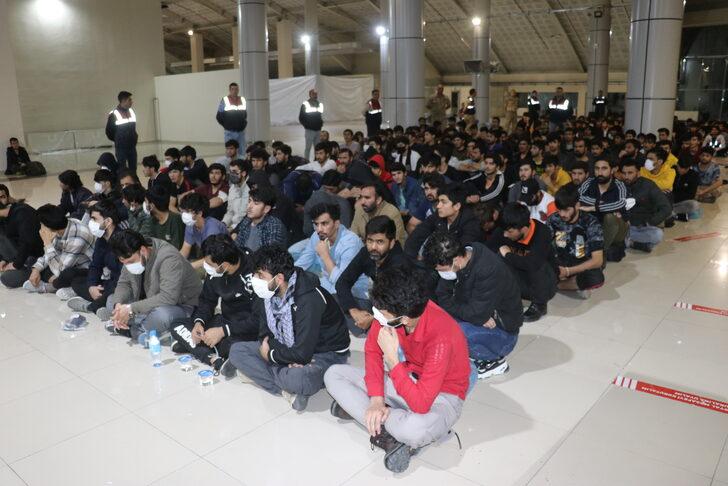 Ağrı'dan 227 Afganistan uyruklu düzensiz göçmen ülkelerine yollandı G2