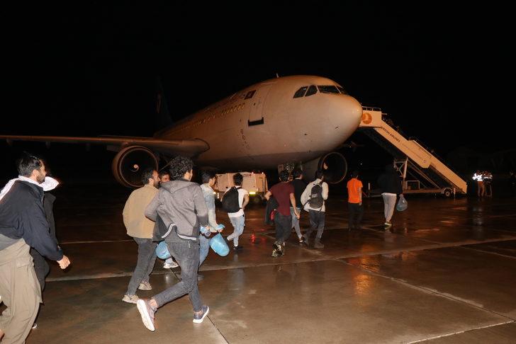 Ağrı'dan 227 Afganistan uyruklu düzensiz göçmen ülkelerine yollandı G4